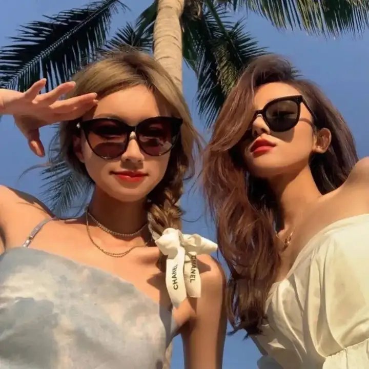 照片中的女孩